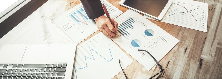 Diverse Grafiken und Diagramme liegen auf einem Tisch